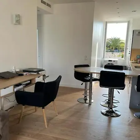 Cannes: De Charme Proche De La Apartment *
